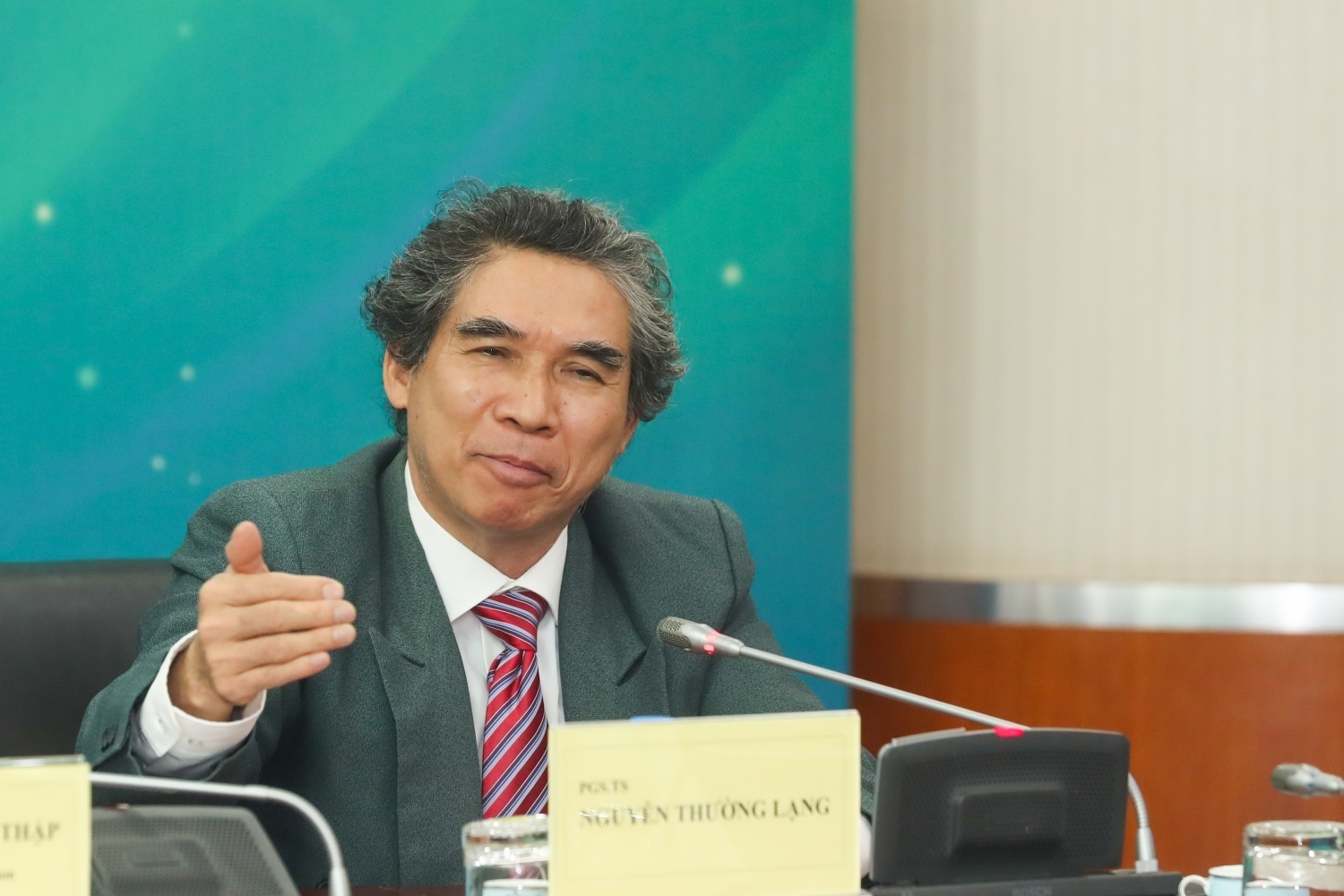 Trung Đông “rực lửa”, giá dầu và vàng khó đứng yên