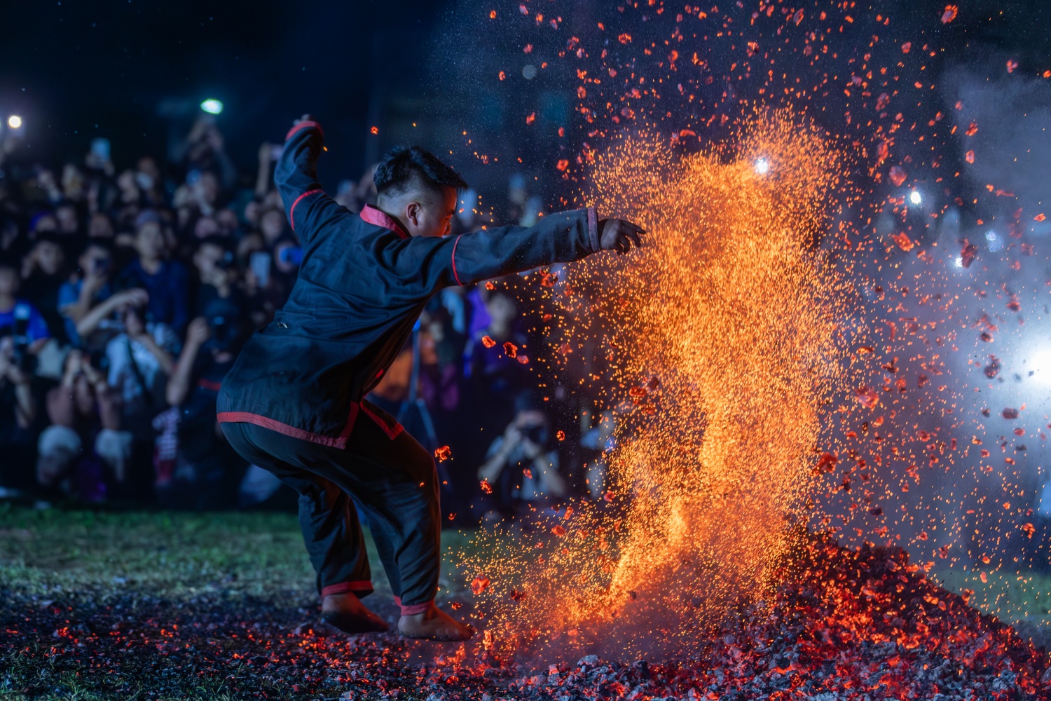 Bí ẩn hội Nhảy lửa của đồng bào Pà Thẻn Bí ẩn lễ hội nhảy lửa của người Pà Thẻn