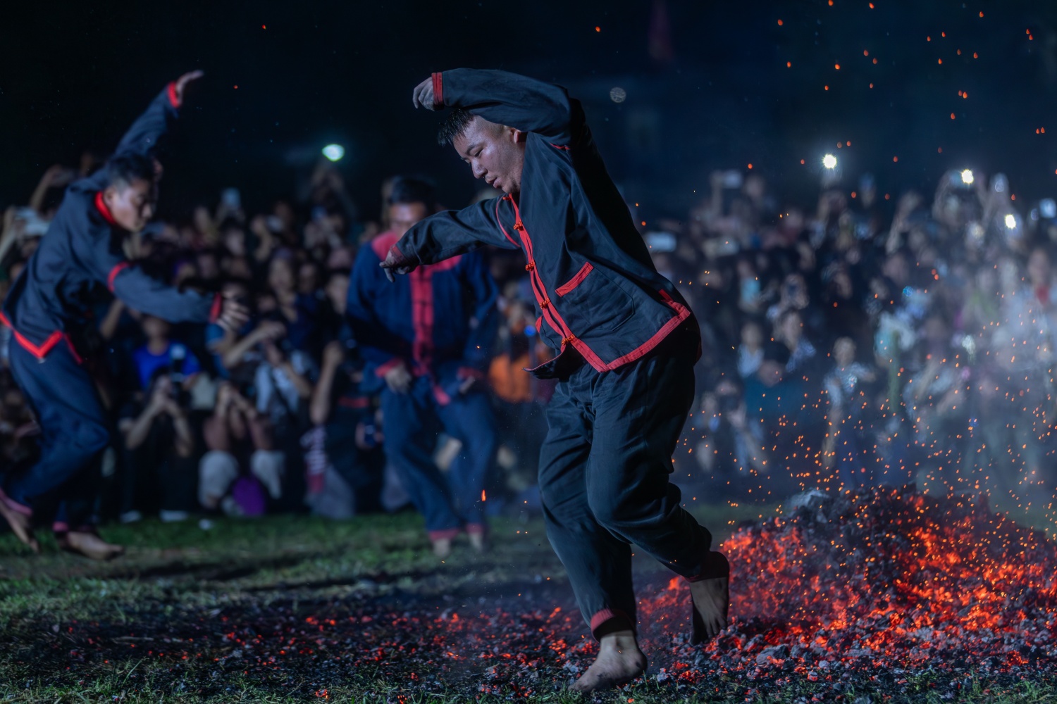 Bí ẩn hội Nhảy lửa của đồng bào Pà Thẻn Bí ẩn lễ hội nhảy lửa của người Pà Thẻn
