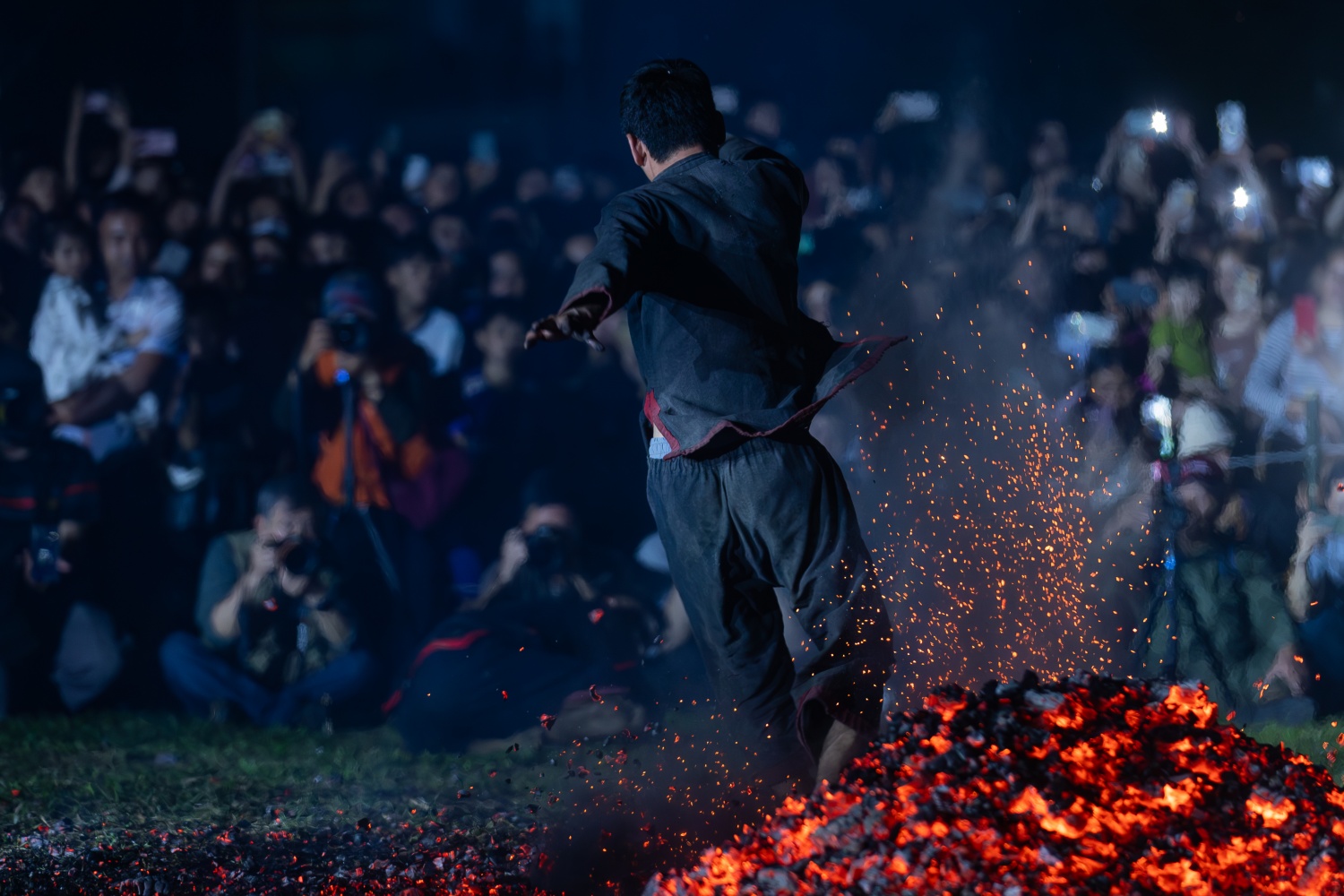 Bí ẩn hội Nhảy lửa của đồng bào Pà Thẻn Bí ẩn lễ hội nhảy lửa của người Pà Thẻn