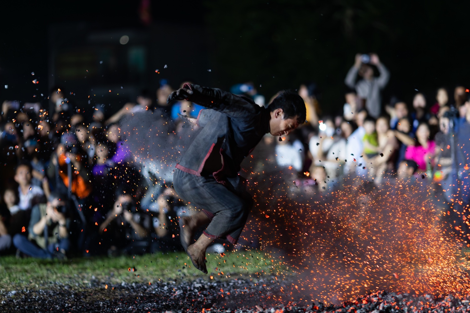 Bí ẩn hội Nhảy lửa của đồng bào Pà Thẻn Bí ẩn lễ hội nhảy lửa của người Pà Thẻn