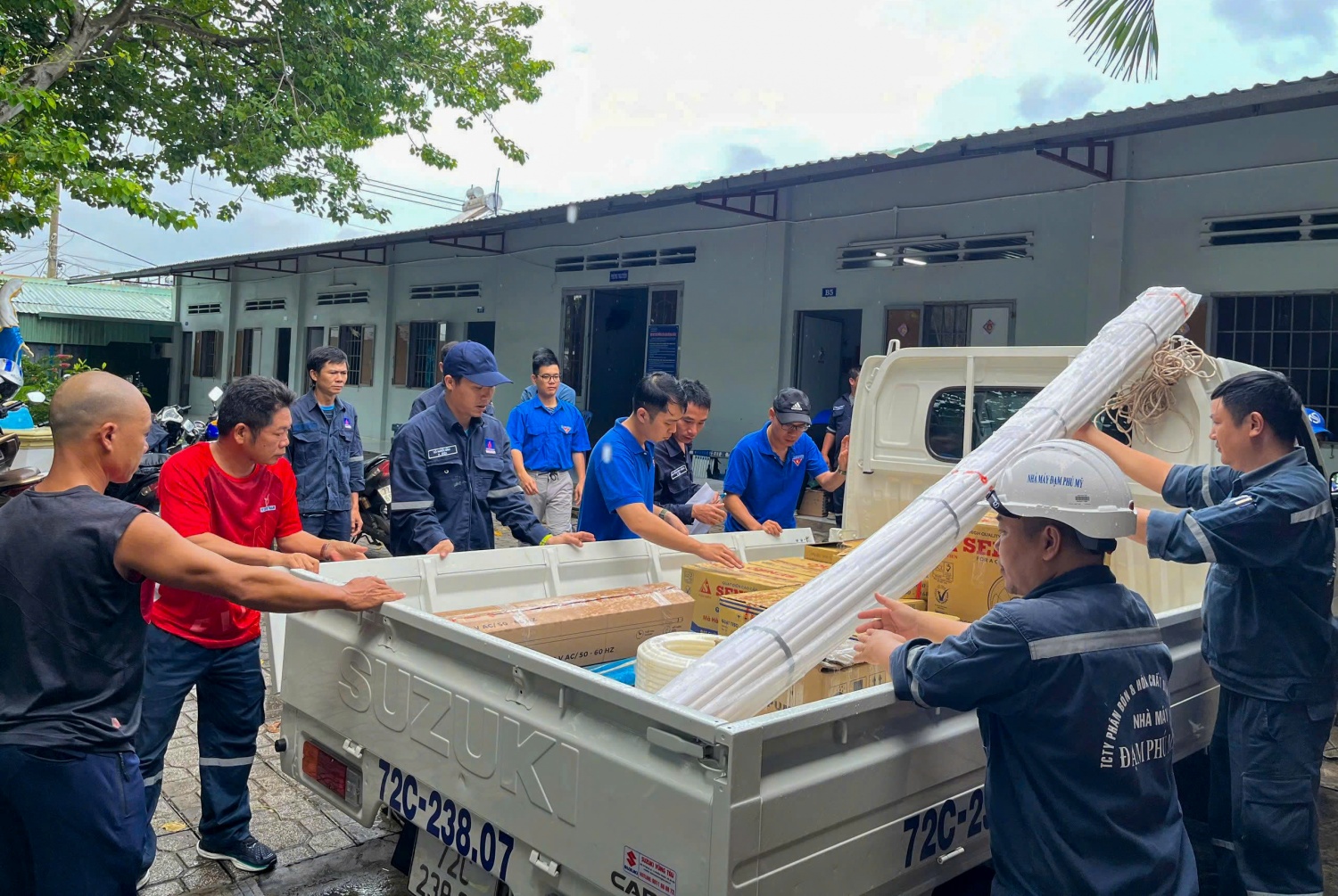 Đoàn Thanh niên Nhà máy đạm Phú Mỹ sửa chữa điện cho viện dưỡng lão