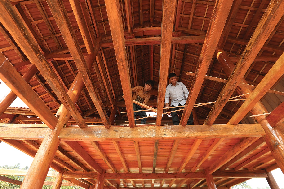 Người Thái dựng nhà sàn Người Thái dựng nhà sàn