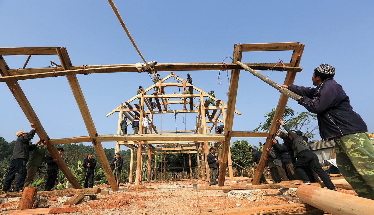 Người Thái dựng nhà sàn Người Thái dựng nhà sàn