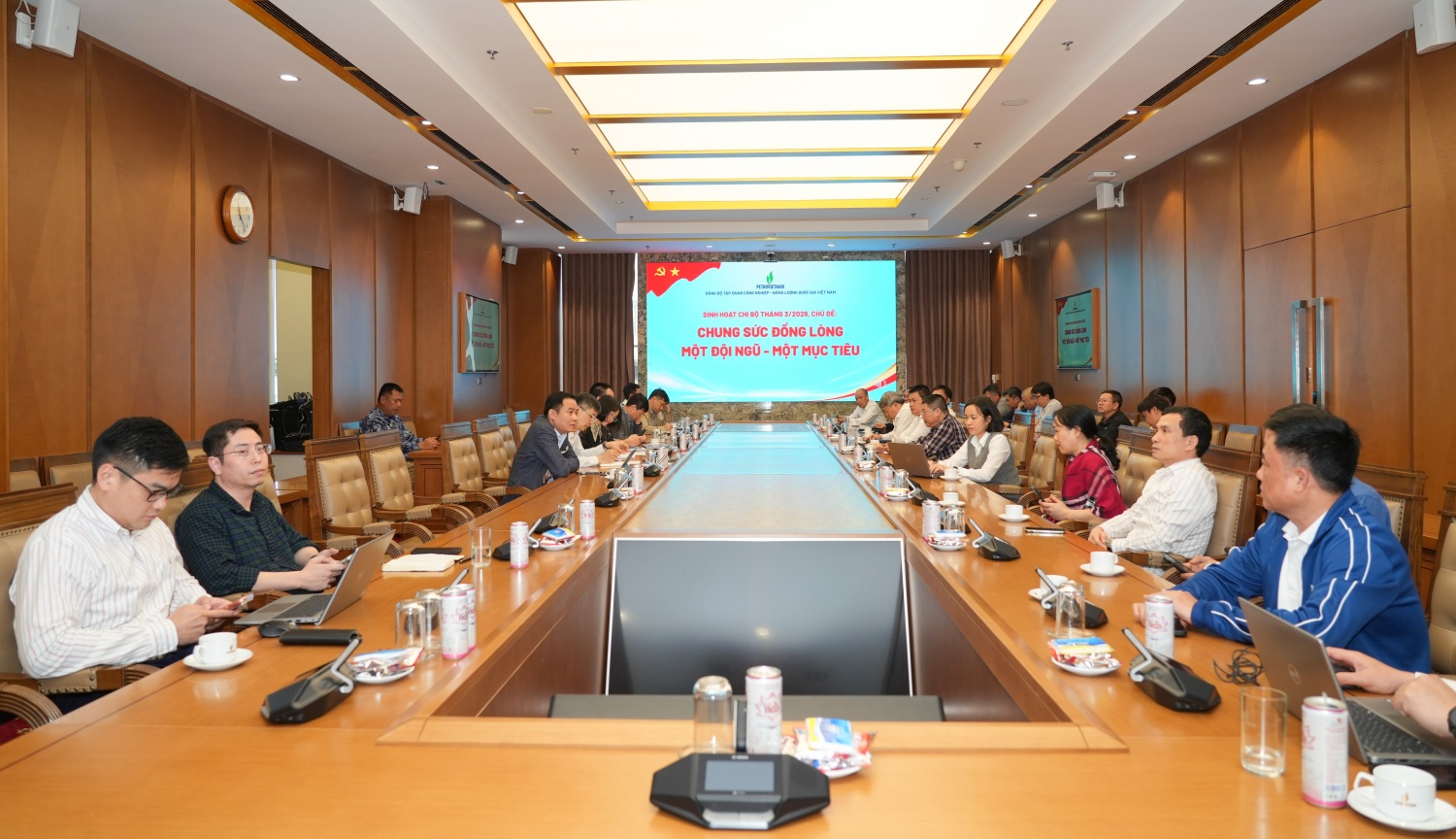 Đồng chí Lê Ngọc Sơn, Bí thư Đảng ủy, Chủ tịch HĐTV Tập đoàn sinh hoạt cùng Chi bộ Thăm dò - Khai thác.