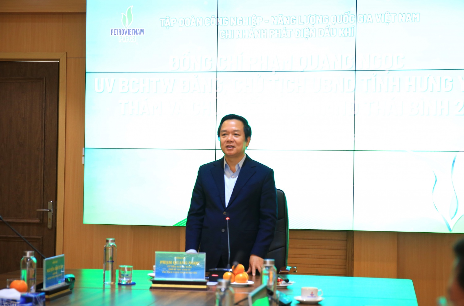 Chủ tịch UBND tỉnh Hưng Yên Phạm Quang Ngọc chúc Tết người lao động NMNĐ Thái Bình 2