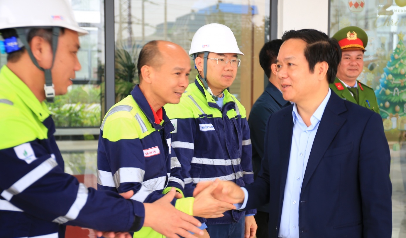 Chủ tịch UBND tỉnh Hưng Yên Phạm Quang Ngọc thăm, động viên người lao động NMNĐ Thái Bình 2