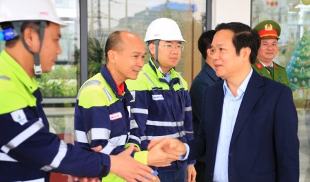 Chủ tịch UBND tỉnh Hưng Yên Phạm Quang Ngọc thăm, động viên người lao động NMNĐ Thái Bình 2