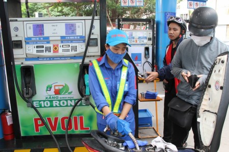 Giá xăng dầu trong nước tăng mạnh do ảnh hưởng gián đoạn nguồn cung tại Trung Đông