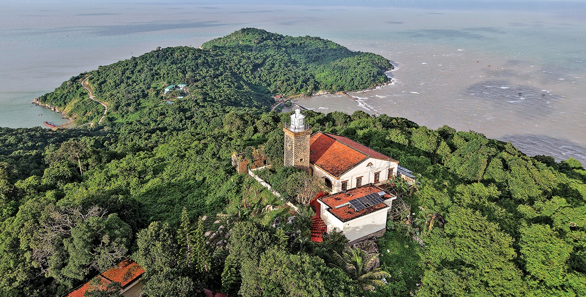 Hòn Khoai xa mà gần