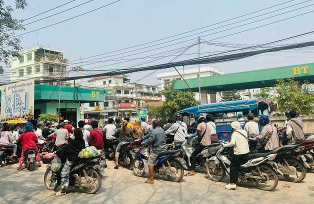 Xung đột Trung Đông: Người dân Myanmar đổ xô đi mua xăng
