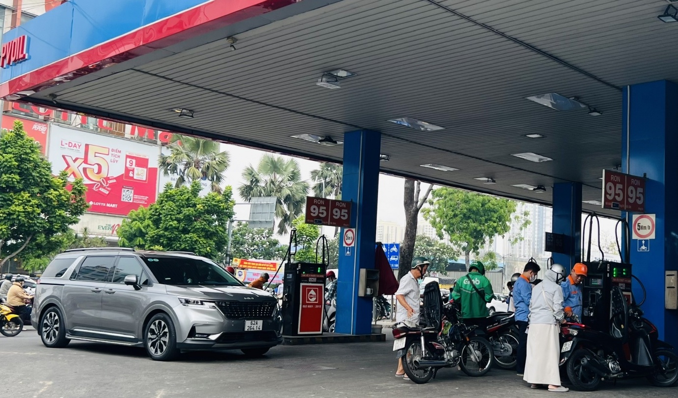 Cảnh báo "cơn sốt" tích trữ xăng dầu trước biến động Trung Đông