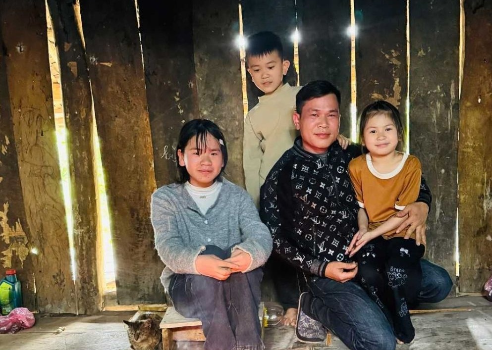 Xúc động chuyện chàng thợ lò gánh vai người mẹ