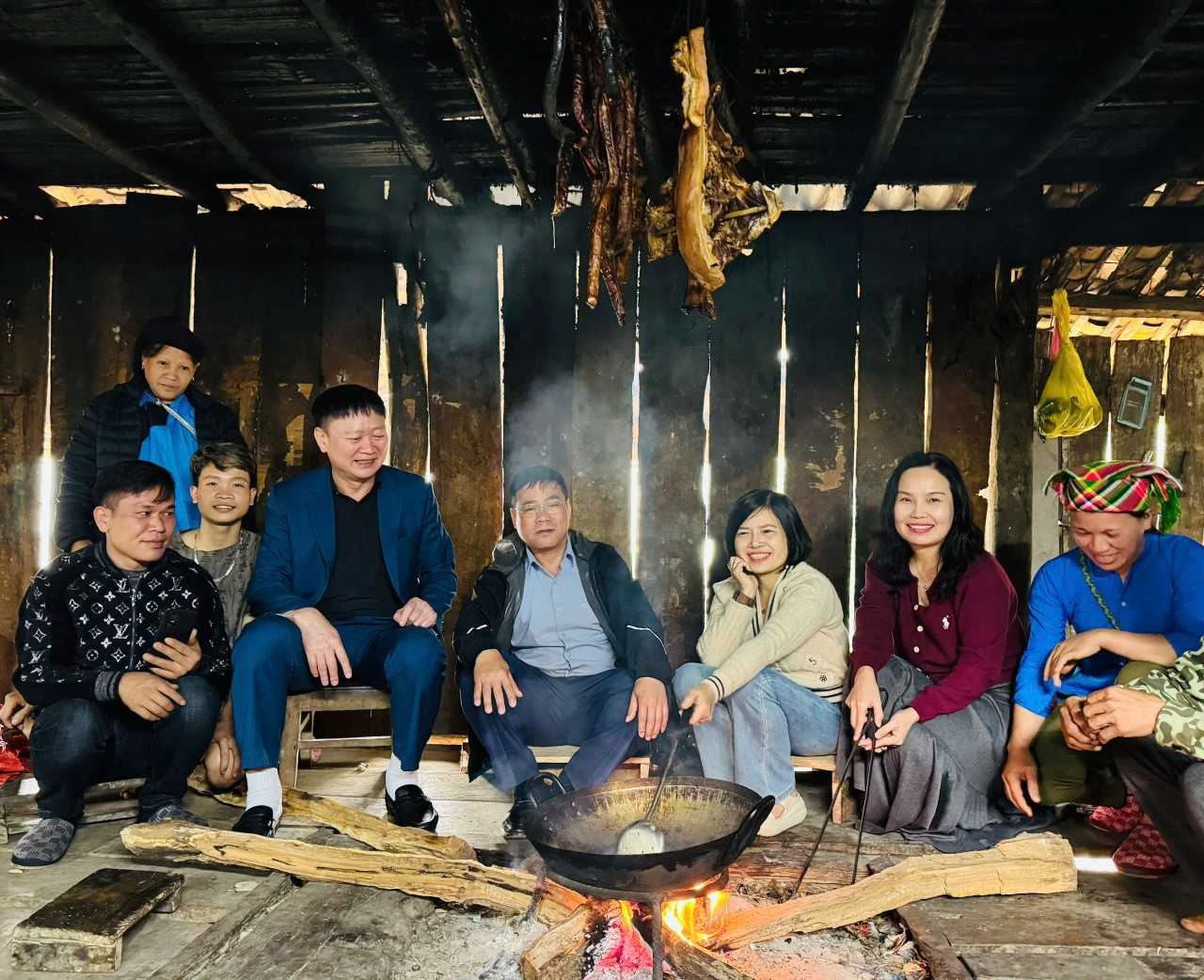 Xúc động chuyện chàng thợ lò gánh vai người Mẹ Thợ lò Than Núi Béo