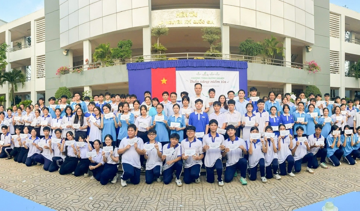 Petrovietnam “Thắp sáng niềm tin” và ước mơ cho học sinh Trường THPT Bà Rịa