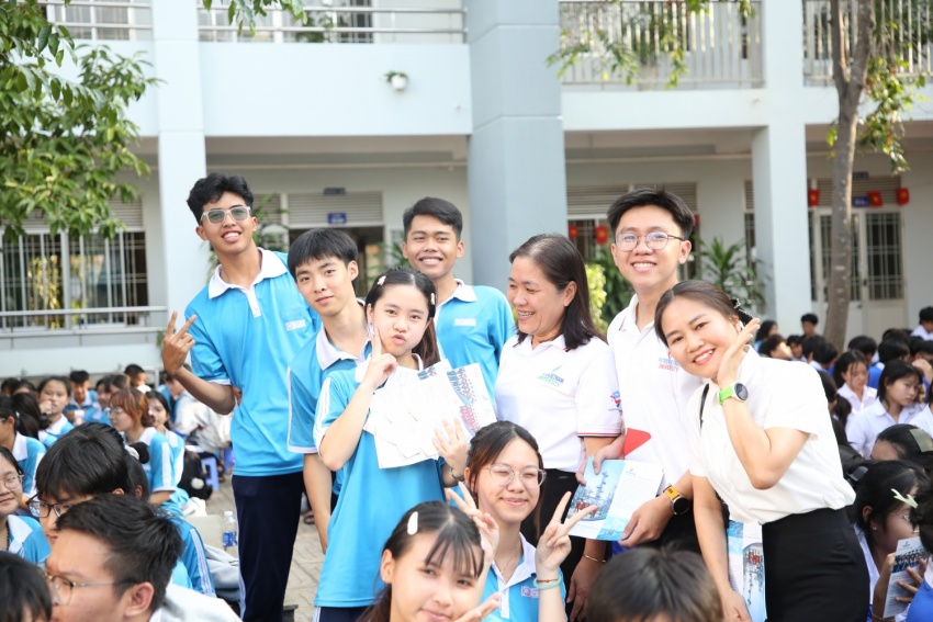 Petrovietnam “Thắp sáng niềm tin” và ước mơ cho học sinh Trường THPT Bà Rịa