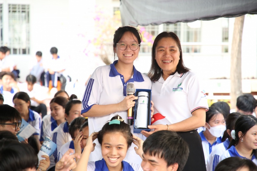 Petrovietnam “Thắp sáng niềm tin” và ước mơ cho học sinh Trường THPT Bà Rịa