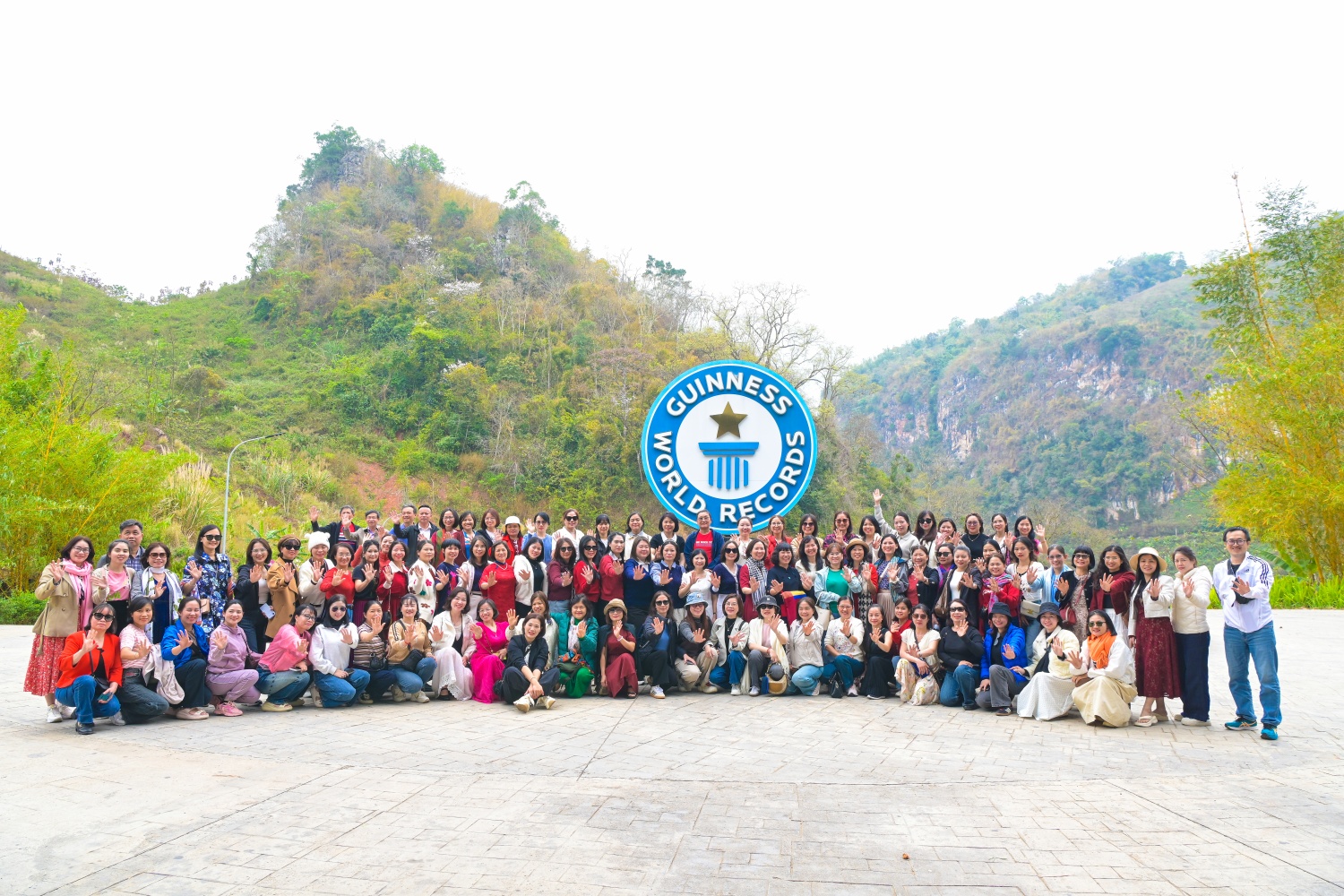 Các nữ cán bộ, công nhân viên chụp ảnh lưu niệm tại Cầu Kính Bạch Long được Tổ chức Kỷ lục Guinness thế giới trao chứng nhận là cầu kính đi bộ dài nhất thế giới.Trong khuôn khổ chương trình, các nữ cán bộ nhân viên đã tham gia nhiều hoạt động tham quan, trải nghiệm tại những địa điểm nổi tiếng của vùng Tây Bắc.