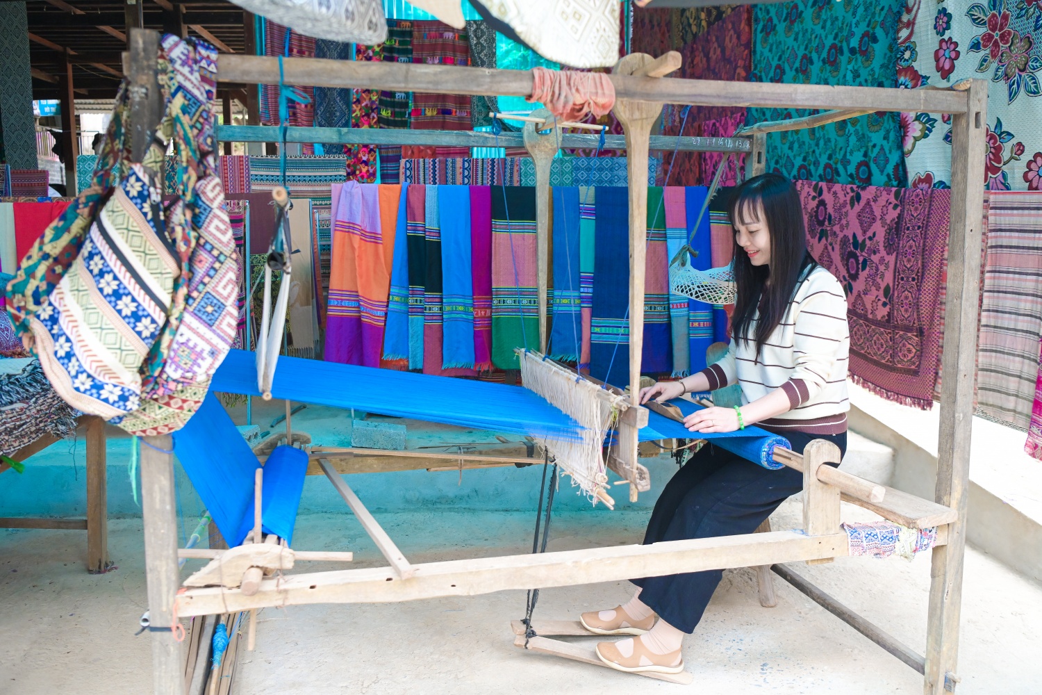 Người lao động nữ của PVOIL trải nghiệm hoạt động đan dệt truyền thống tại Bản Lác