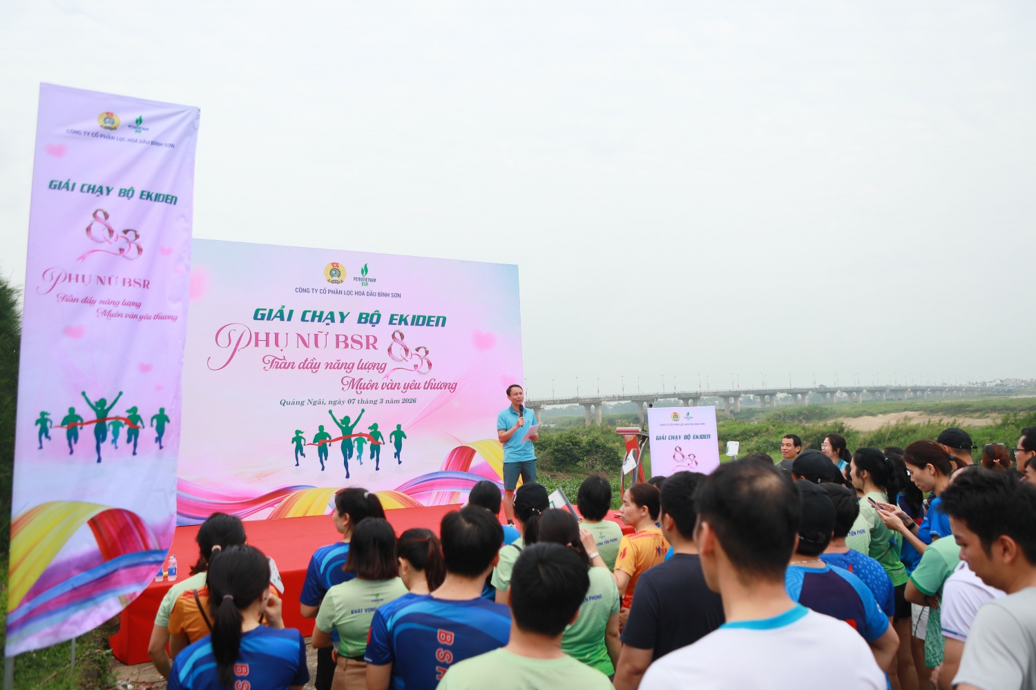 Ban Tổ chức tổng kết giải chạy và công bố kết quả chung cuộc sau thời gian tranh tài sôi nổi của 10 đội thi.