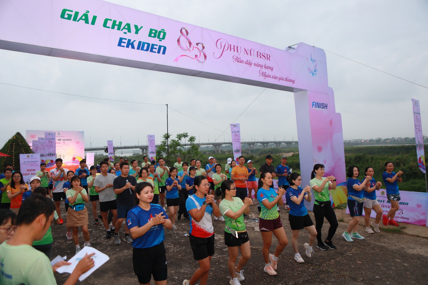 Từ sáng sớm, gần 100 vận động viên là CBCNV BSR đã có mặt tại Phố đi bộ ven sông Trà Khúc (Phường Nghĩa Lộ, Quảng Ngãi) khu vực tổ chức giải chạy, sẵn sàng tham gia tranh tài ở nội dung chạy tiếp sức đầy sôi động.