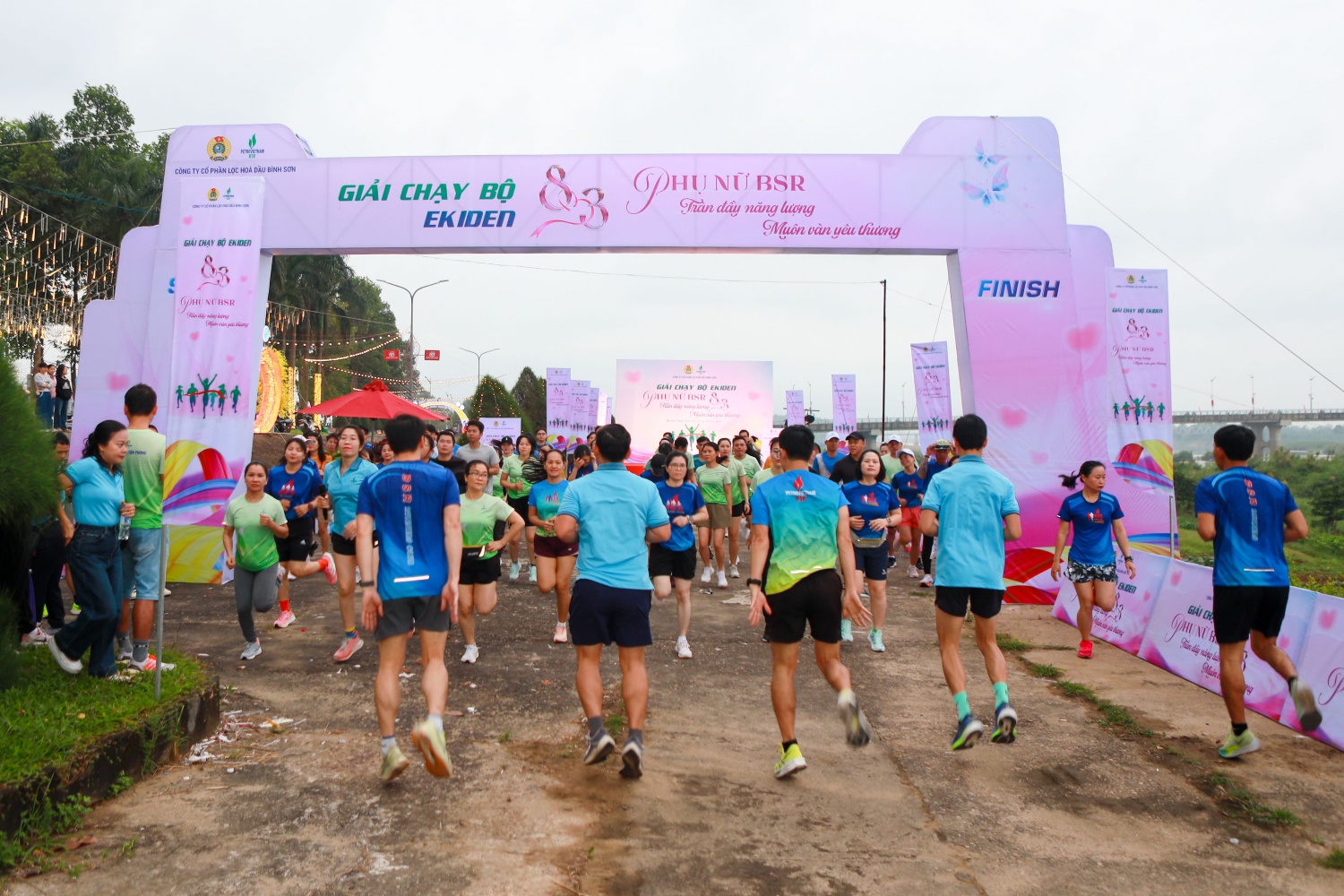 Các vận động viên khởi động, chuẩn bị thể lực trước khi bước vào phần thi đấu chính thức của giải chạy tiếp sức.