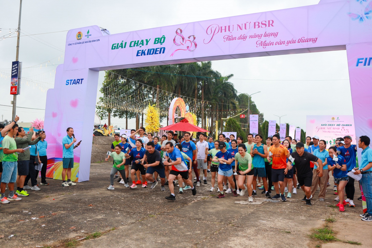 Sau hiệu lệnh xuất phát, các vận động viên ở lượt chạy đầu tiên nhanh chóng tăng tốc, tạo lợi thế cho đội mình ngay từ những vòng chạy đầu tiên.