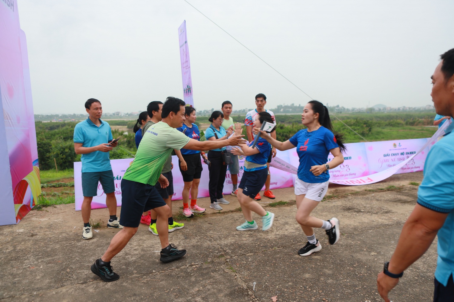 Một vận động viên bứt tốc về đích để trao cờ tiếp sức cho đồng đội, tiếp tục hành trình thi đấu của đội.
