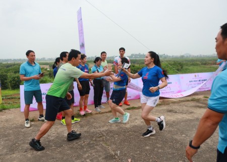 Sôi động Giải chạy bộ Ekiden chào mừng Ngày Quốc tế Phụ nữ tại BSR