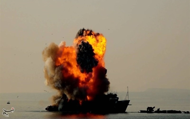 Phớt lờ cảnh báo, một tàu chở dầu bị tấn công tại eo biển Hormuz