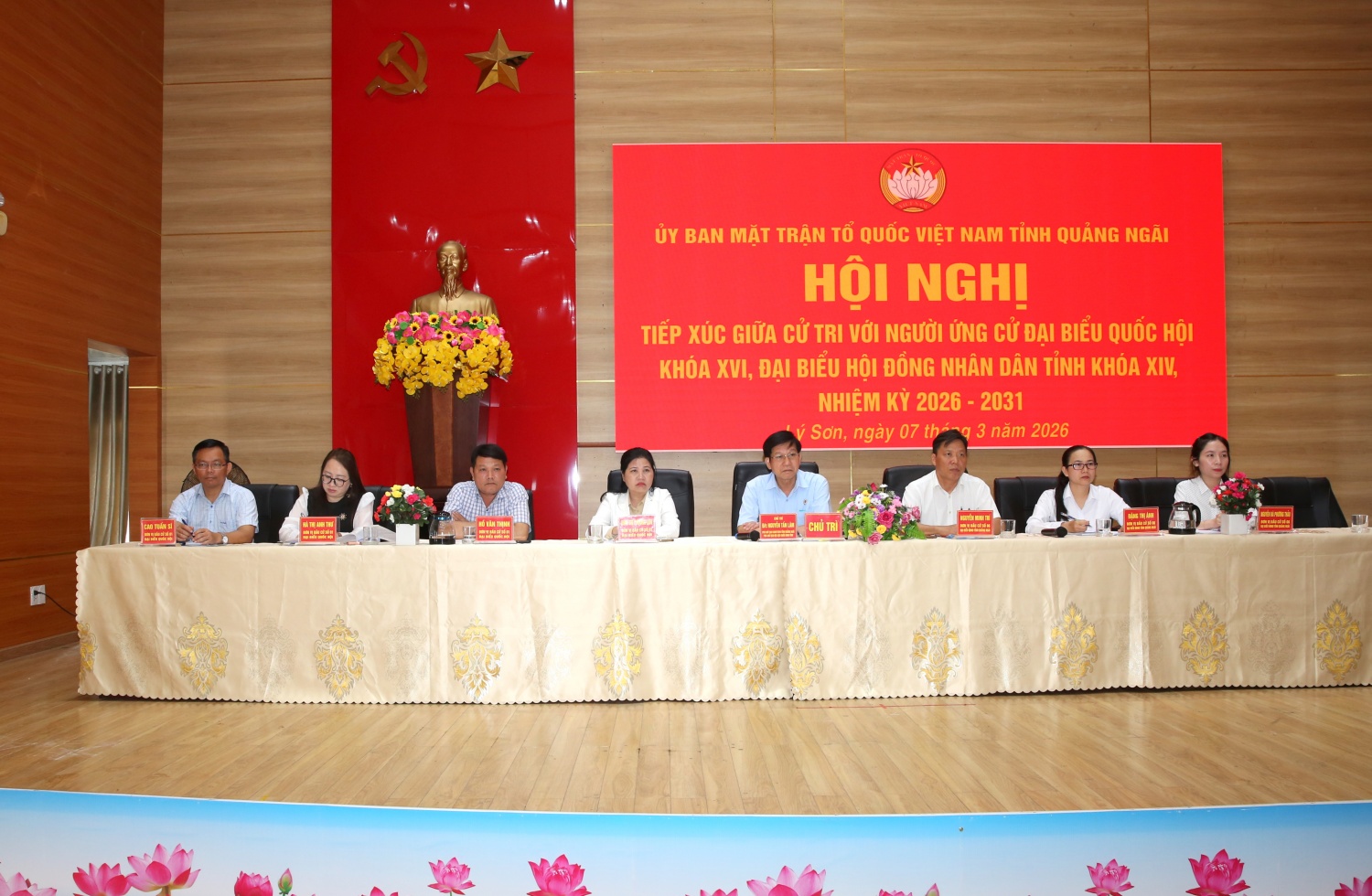 Các ứng cử viên tham dự hội nghị.