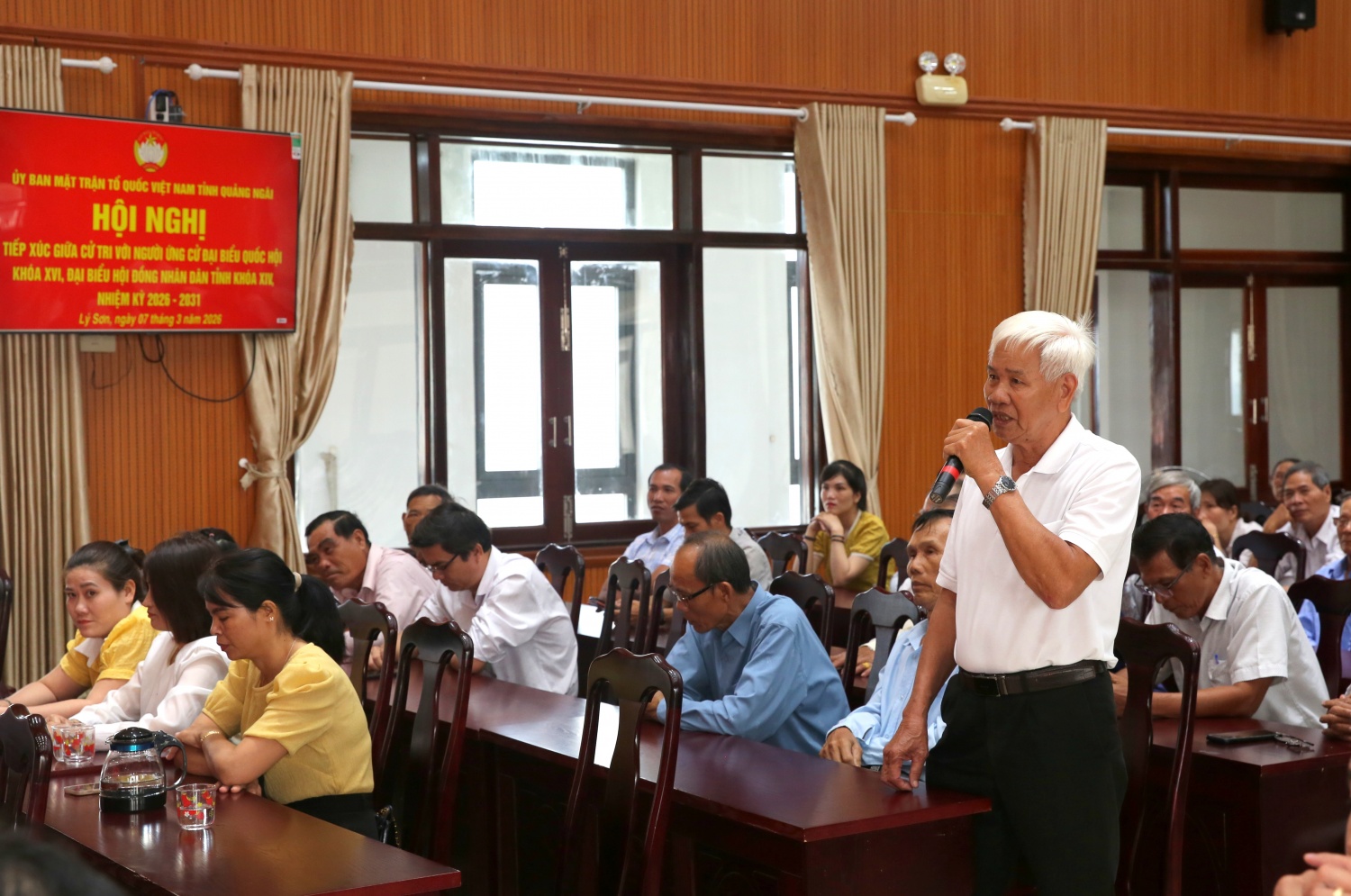 Các cử tri bày tỏ tâm tư, nguyện vọng, đề bạt nhiều ý kiến tới ứng viên ĐHQH và HĐND tỉnh Quảng Ngãi.