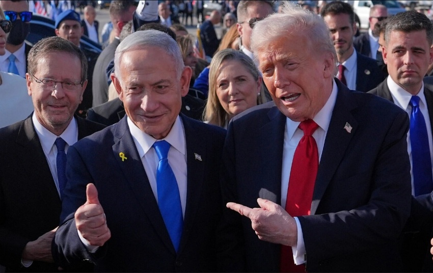 Tổng thống Mỹ Donald Trump (phải) chụp ảnh cùng Thủ tướng Benjamin Netanyahu trước khi lên chuyên cơ Air Force One tại sân bay quốc tế Ben Gurion, ngày 13 tháng 10 năm 2025,
