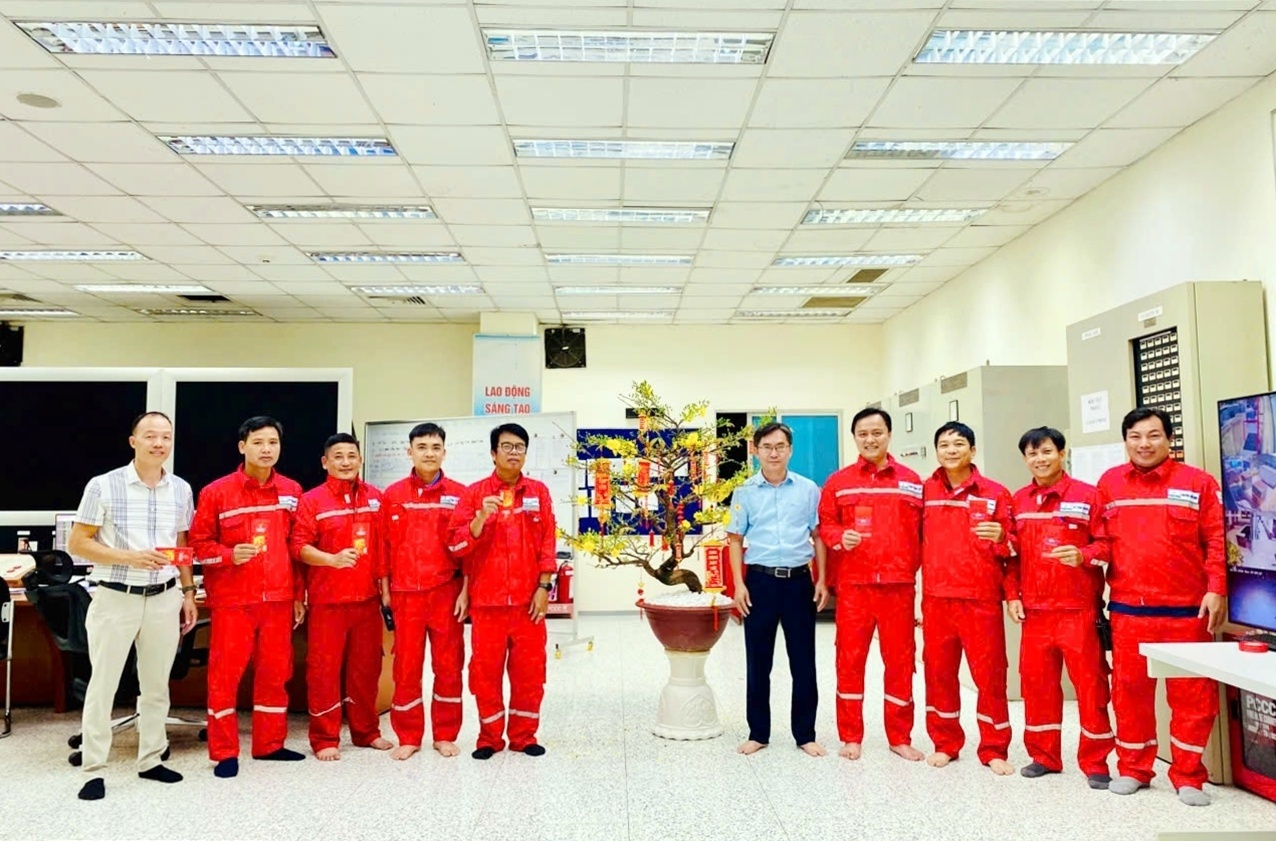 Lãnh đạo PV Power NT chúc Tết CBCNV làm việc đêm giao thừa tại Nhà máy Điện Nhơn Trạch 1.