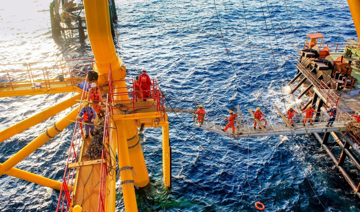 Hệ sinh thái Petrovietnam: Huy động tổng lực bảo vệ huyết mạch năng lượng trước “cơn bão” địa chính trị Trung Đông