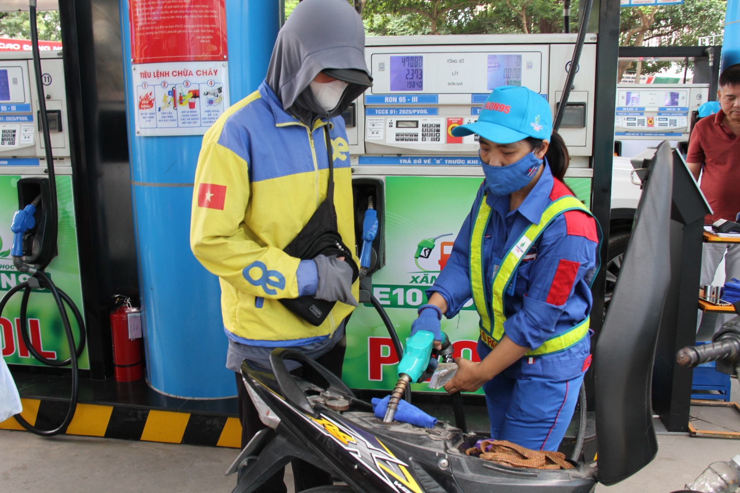 Giá xăng trong nước tiếp tục tăng, dầu hỏa giảm mạnh