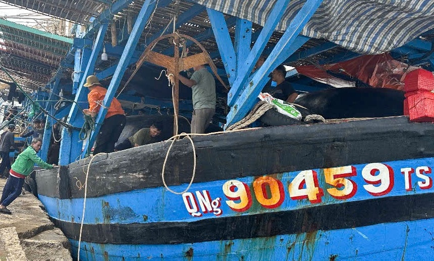 Quảng Ngãi: Ứng cứu 36 thuyền viên sau 2 ngày lênh đênh trên biển