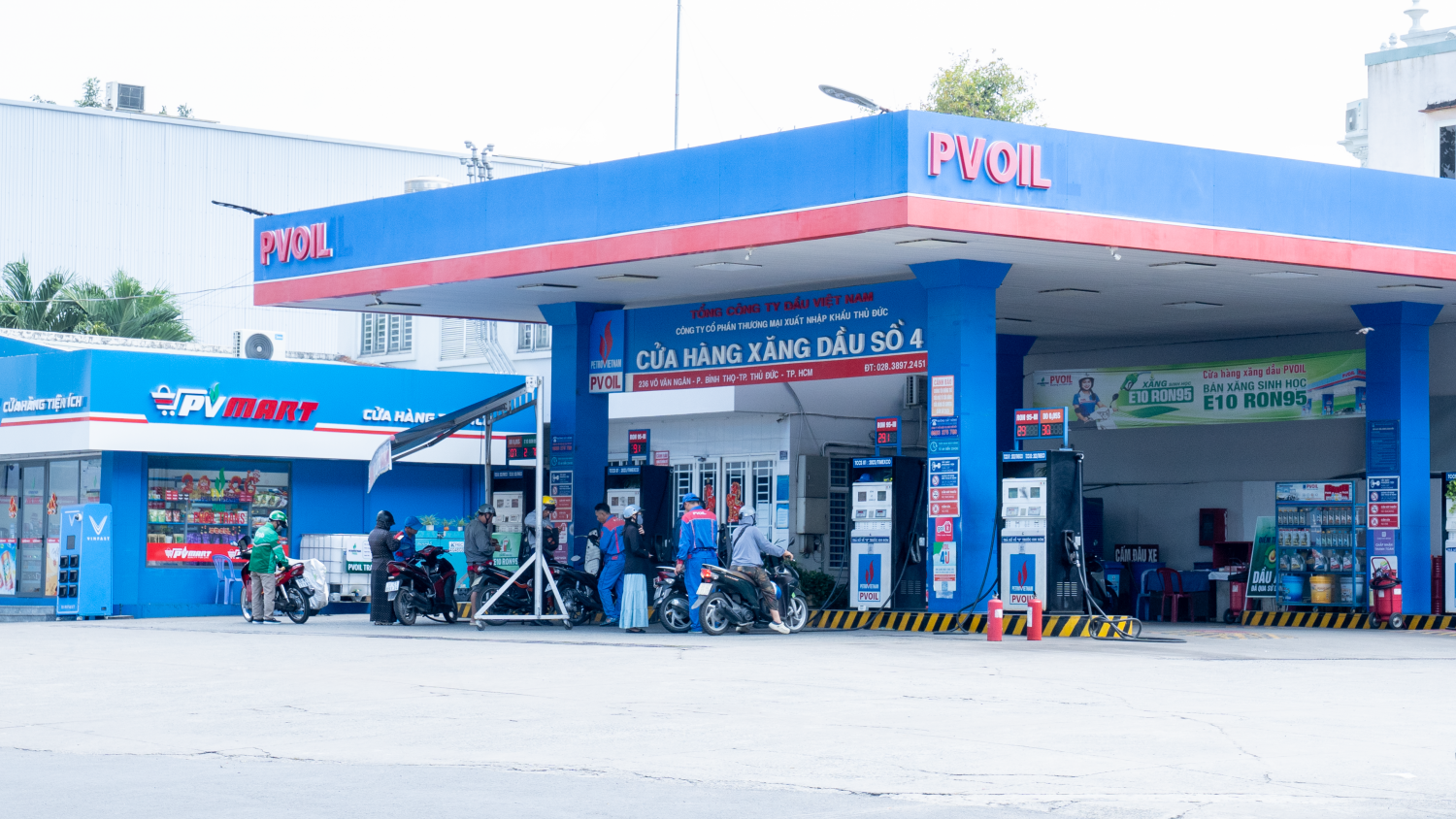 [Chùm ảnh] Hệ thống cây xăng PVOIL đảm bảo nguồn cung, khách hàng không phải chờ đợi lâu