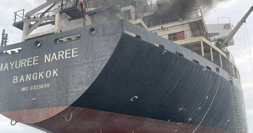 Tàu chở hàng Mayuree Naree mang cờ Thái Lan chìm trong khói đen ở eo biển Hormuz, ngày 11 tháng 3 năm 2026.