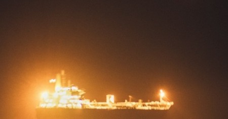 Hai tàu chở dầu bốc cháy gần các cảng xuất khẩu trọng điểm của Iraq