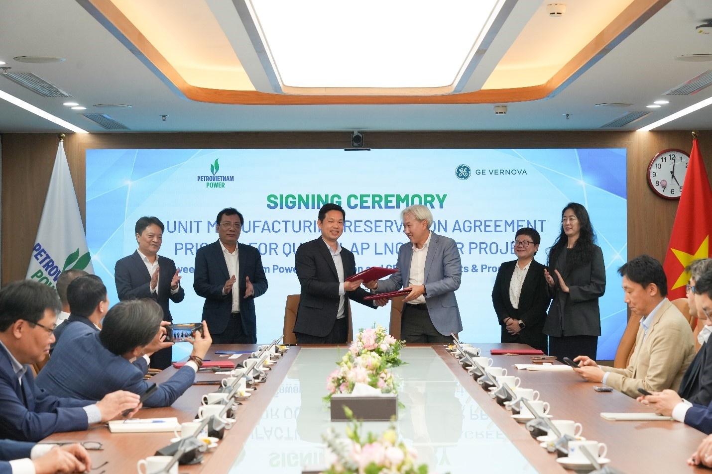 Ông Nguyễn Kiên -  Phó Tổng giám đốc PV Power và Ông Chieh Kwong - Giám đốc Kinh doanh - Khối dịch vụ bảo trì dài hạn, khu vực Châu Á Thái Bình Dương GE Vernova ký kết Biên bản ghi nhớ về dịch vụ bảo dưỡng sửa chữa dài hạn (LTMA).
