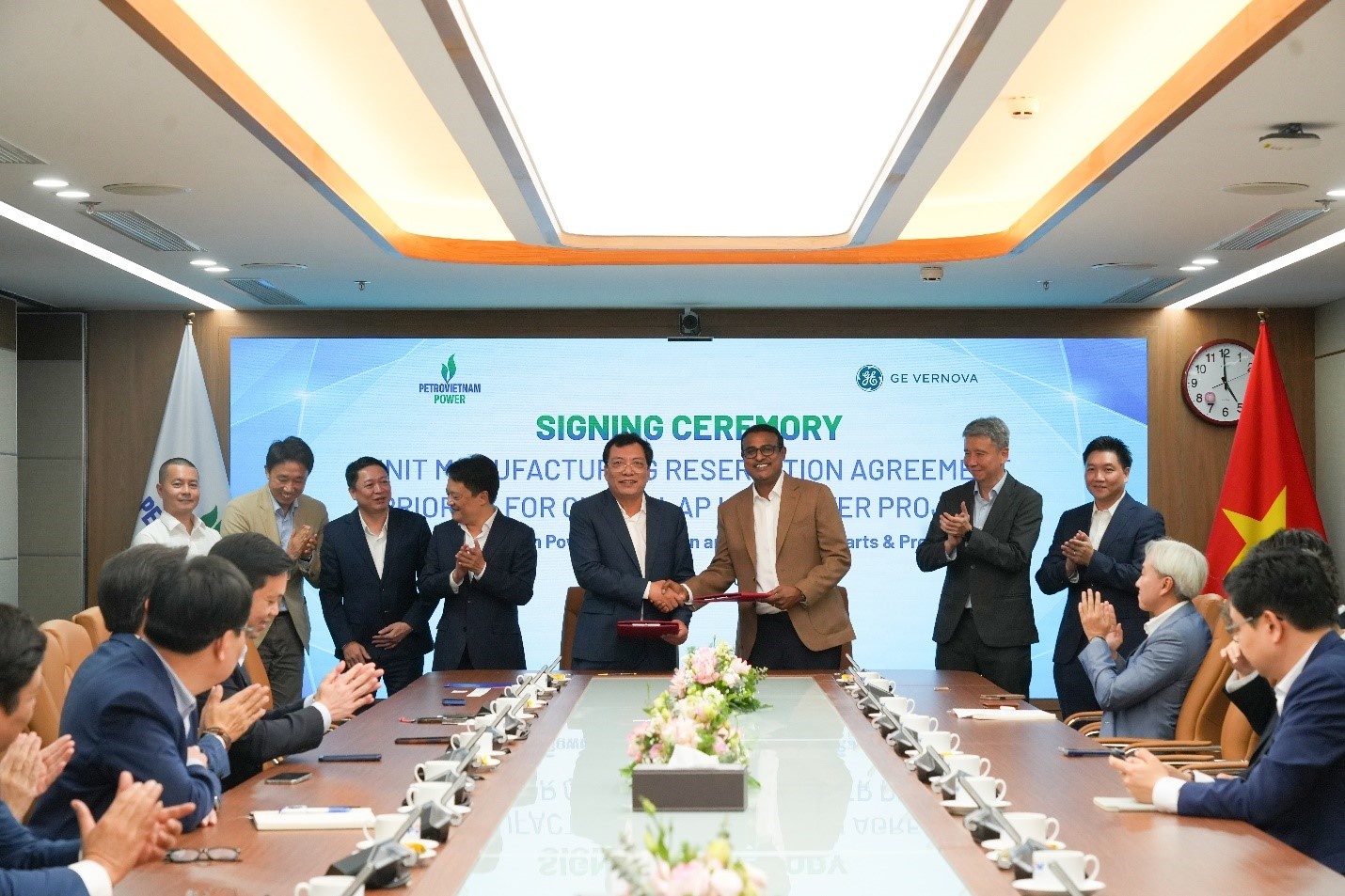 Tổng giám đốc PV Power Lê Như Linh và ông Manikantan Palanisamy – Giám đốc điều hành Thương mại khu vực Châu Á GE Vernova ký kết thỏa thuận hợp tác.