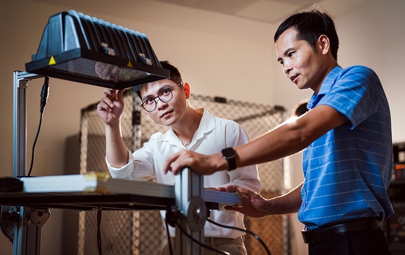 Startup từ phòng lab VinUni phát triển “bộ não” điều phối mạng lưới sạc xe điện