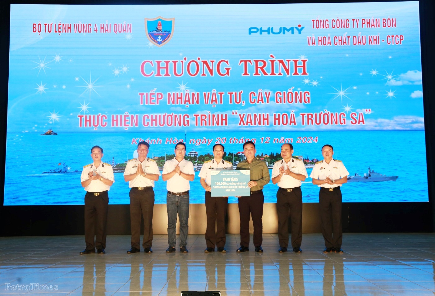 Những “cột mốc sống” giữa Biển Đông