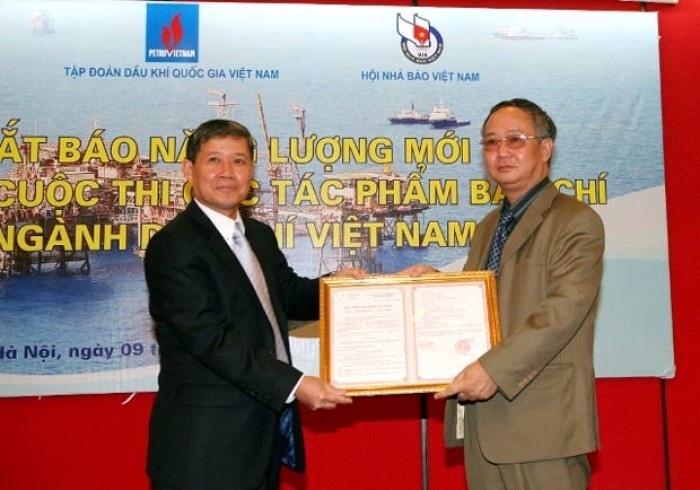 Nhà báo Nguyễn Như Phong, nguyên Tổng biên tập Báo Năng lượng Mới - PetroTimes nhận quyết định thành lập Báo tháng 3/2011 Nhà báo Nguyễn Như Phong, nguyên Tổng biên tập Báo Năng lượng Mới - PetroTimes nhận quyết định thành lập Báo tháng 3/2011