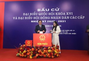 Hà Nội: Thủ tướng Phạm Minh Chính bỏ phiếu bầu cử tại phường Tây Hồ