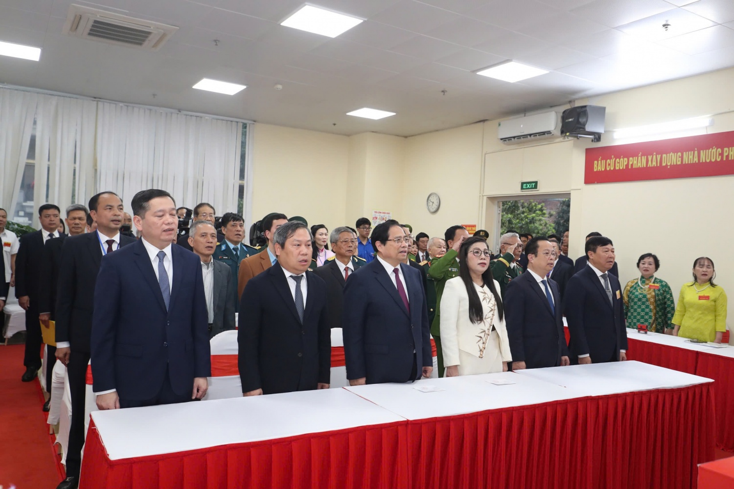 Thủ tướng Chính phủ Phạm Minh Chính cùng Phu nhân thực hiện quyền công dân tại phường Tây Hồ Hà Nội: Thủ tướng Phạm Minh Chính bỏ phiếu bầu cử tại phường Tây Hồ