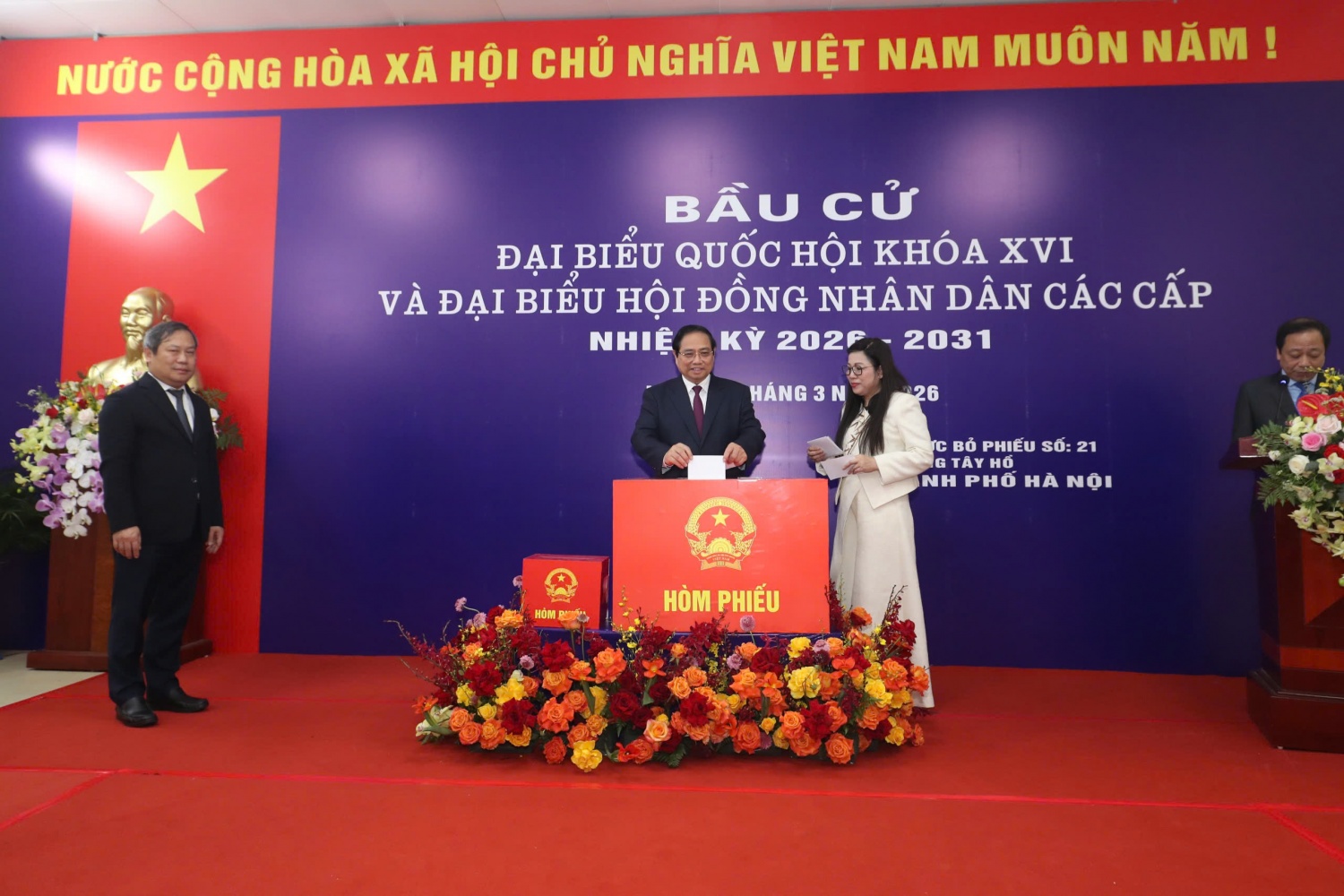 Thủ tướng Chính phủ Phạm Minh Chính cùng Phu nhân thực hiện quyền công dân tại phường Tây Hồ Hà Nội: Thủ tướng Phạm Minh Chính bỏ phiếu bầu cử tại phường Tây Hồ