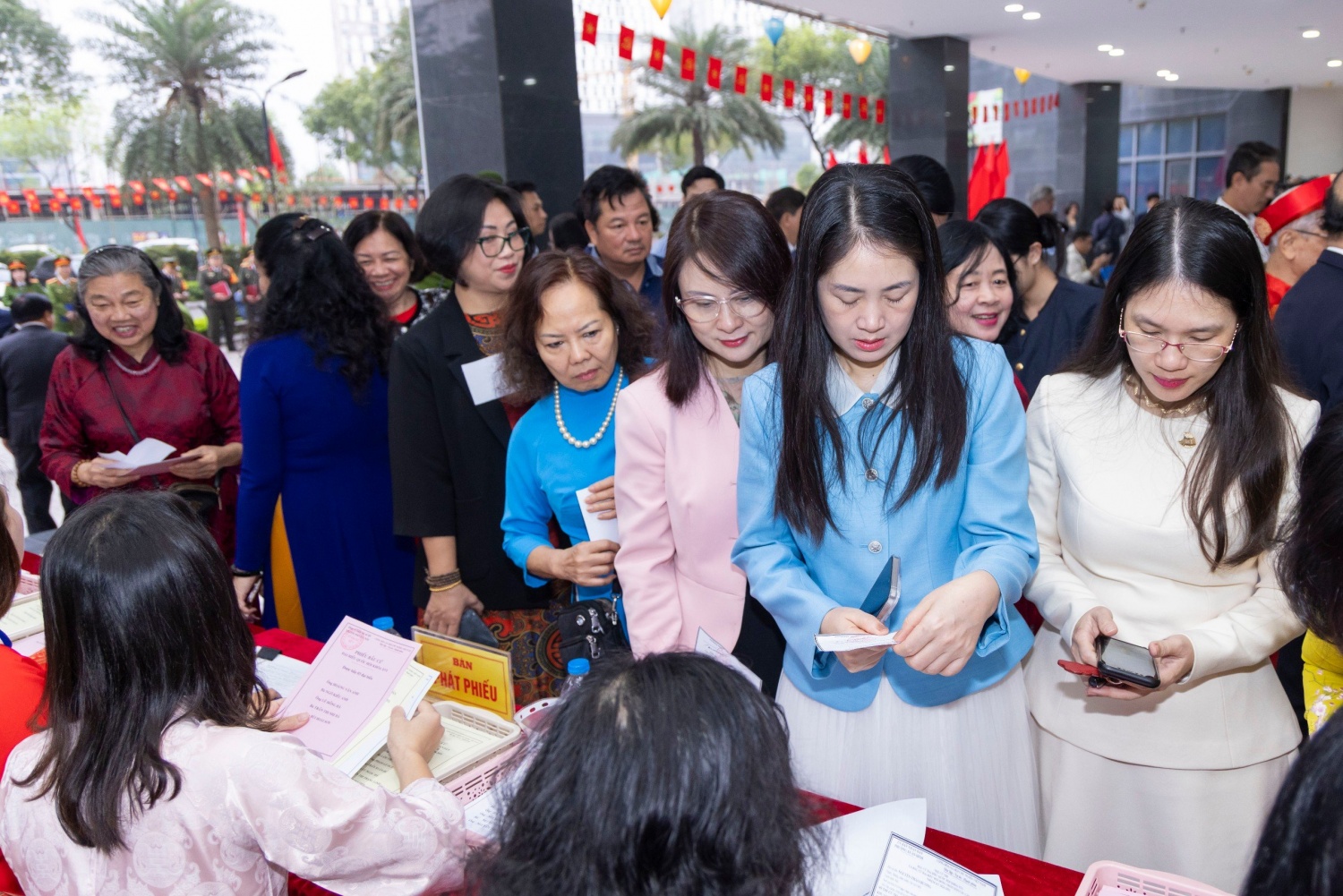 Đông đảo cử tri có mặt từ sớm để tham dự lễ khai mạc và tham gia bỏ phiếu bầu cử.