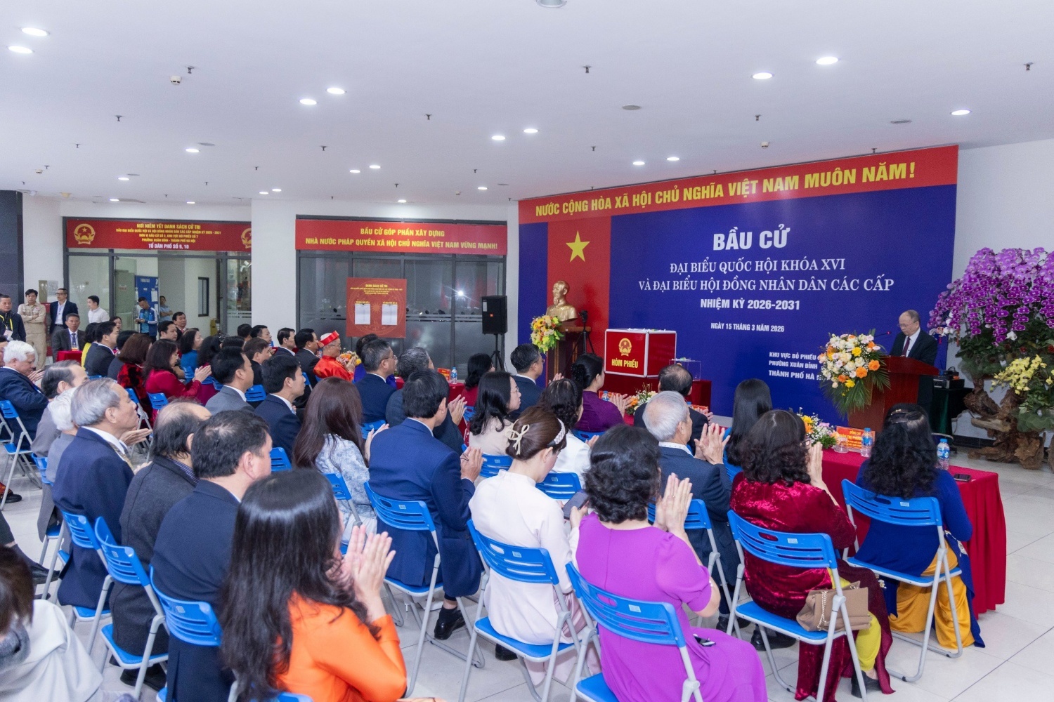 Hơn 70% cử tri cả nước đã đi bỏ phiếu bầu cử đại biểu Quốc hội và HĐND